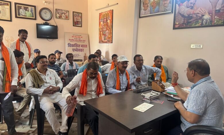 सांसद संतोष पांडेय ने अपने कार्यालय में कार्यकर्ताओं व जनता की सुनी समस्याएं