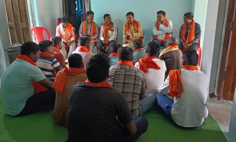 कामाड़बरी में आयोजित चौपाल में, जिलाध्यक्ष राजेंद्र चंद्रवंशी ने ग्रामीणों की, सुनी समस्याएं