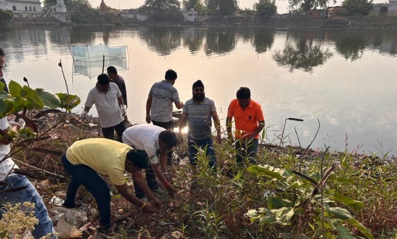 कवर्धा में राधाकृष्ण बड़े तालाब में श्रमदान से शुरू हुआ तालाब सफाई अभियान 9 कवर्धा में राधाकृष्ण बड़े तालाब में श्रमदान से शुरू हुआ तालाब सफाई अभियान