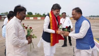 मुख्यमंत्री विष्णुदेव साय का मां दंतेश्वरी एयरपोर्ट पर आत्मीय स्वागत 1 मुख्यमंत्री विष्णुदेव साय का मां दंतेश्वरी एयरपोर्ट पर आत्मीय स्वागत