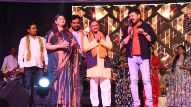 रणवीरपुर में भजन संध्या एवं सांस्कृतिक कार्यक्रम में शामिल हुईं पंडरिया विधायक भावना बोहरा, पद्मश्री अनुज शर्मा और आरूग बैंड की प्रस्तुती में झूमे भक्त 1 रणवीरपुर में भजन संध्या एवं सांस्कृतिक कार्यक्रम में शामिल हुईं पंडरिया विधायक भावना बोहरा, पद्मश्री अनुज शर्मा और आरूग बैंड की प्रस्तुती में झूमे भक्त