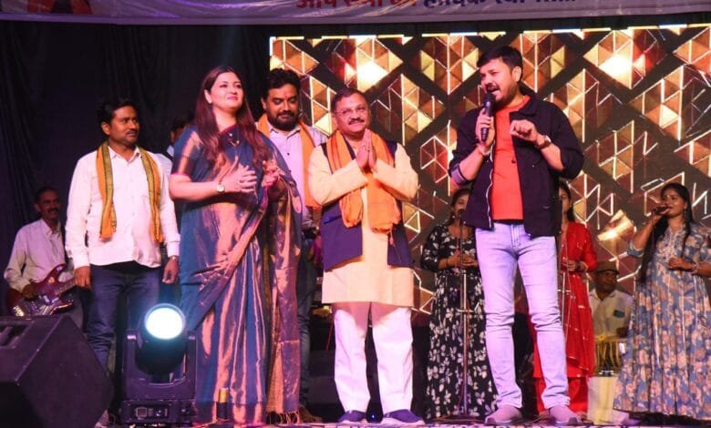 रणवीरपुर में भजन संध्या एवं सांस्कृतिक कार्यक्रम में शामिल हुईं पंडरिया विधायक भावना बोहरा, पद्मश्री अनुज शर्मा और आरूग बैंड की प्रस्तुती में झूमे भक्त