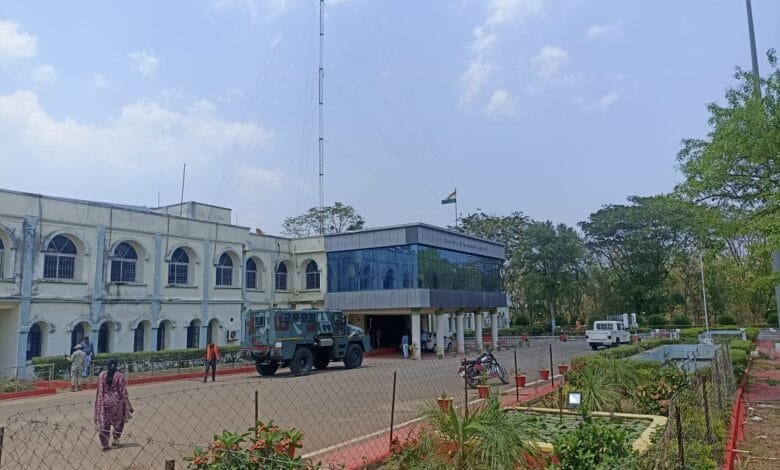 कवर्धा कलेक्ट्रेट को धमकी : कश्मीर से भेजे गए ईमेल में दोपहर ढाई बजे तक कार्यालय उड़ाने की चेतावनी, प्रशासन में हड़कंप 20 कवर्धा कलेक्ट्रेट को धमकी : कश्मीर से भेजे गए ईमेल में दोपहर ढाई बजे तक कार्यालय उड़ाने की चेतावनी, प्रशासन में हड़कंप