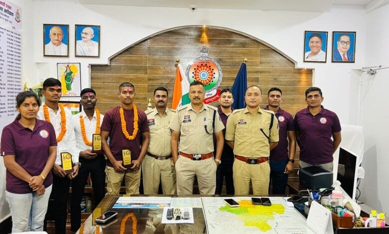 स्वामी विवेकानंद अकादमी से चयनित पांच अग्निवीरों ने की एसपी से मुलाकात, देखें पूरी सूची 15 स्वामी विवेकानंद अकादमी से चयनित पांच अग्निवीरों ने की एसपी से मुलाकात, देखें पूरी सूची