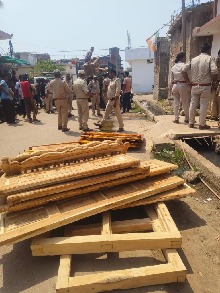 पंडरिया में वन विभाग की बड़ी कार्रवाई: दो जगह से अवैध सागौन की 258 लकड़ियाँ और फर्नीचर जब्त