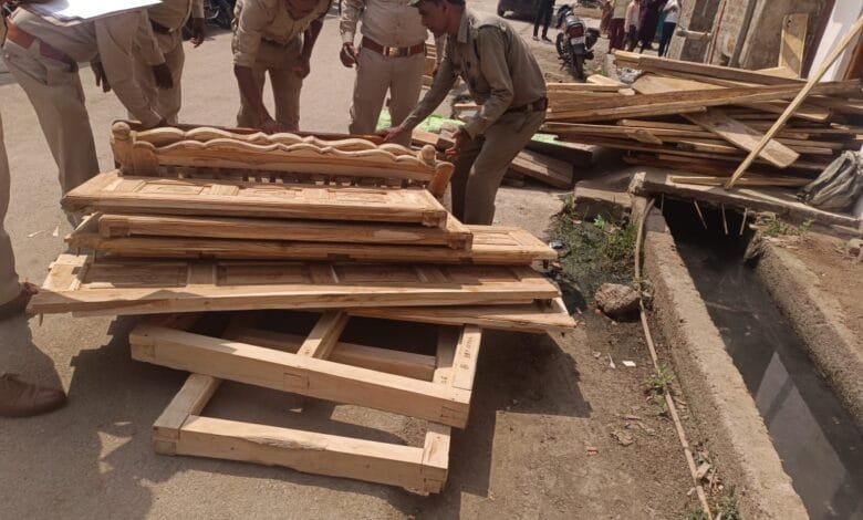 पंडरिया में वन विभाग की बड़ी कार्रवाई: दो जगह से अवैध सागौन की 258 लकड़ियाँ और फर्नीचर जब्त 10 पंडरिया में वन विभाग की बड़ी कार्रवाई: दो जगह से अवैध सागौन की 258 लकड़ियाँ और फर्नीचर जब्त