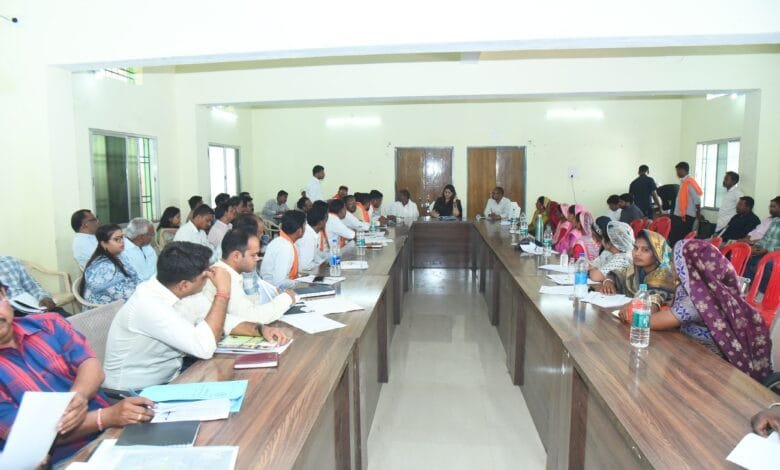 पंडरिया विधायक भावना बोहरा ने सहसपुर लोहारा में की विकास कार्यों की समीक्षा, अधिकारियों को दिए सख्त निर्देश 16 पंडरिया विधायक भावना बोहरा ने सहसपुर लोहारा में की विकास कार्यों की समीक्षा, अधिकारियों को दिए सख्त निर्देश