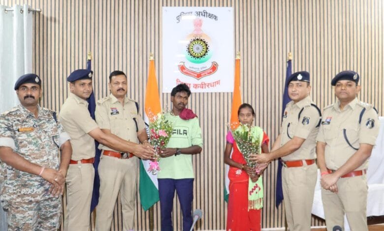 7 लाख के इनामी नक्सली दंपत्ति ने किया आत्मसमर्पण, शासन की नई पुनर्वास नीति पर जताया भरोसा