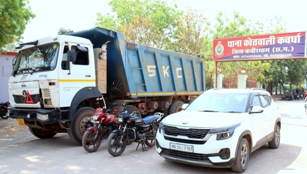 अंतरराज्यीय वाहन चोर गिरोह का भंडाफोड़: गिरोह के सरगना जमील खान समेत चार आरोपी गिरफ्तार, पाकिस्तान वीजा की जानकारी ने बढ़ाए सवाल, लगभग 42 लाख की संपत्ति जब्त 2 अंतरराज्यीय वाहन चोर गिरोह का भंडाफोड़: गिरोह के सरगना जमील खान समेत चार आरोपी गिरफ्तार, पाकिस्तान वीजा की जानकारी ने बढ़ाए सवाल, लगभग 42 लाख की संपत्ति जब्त
