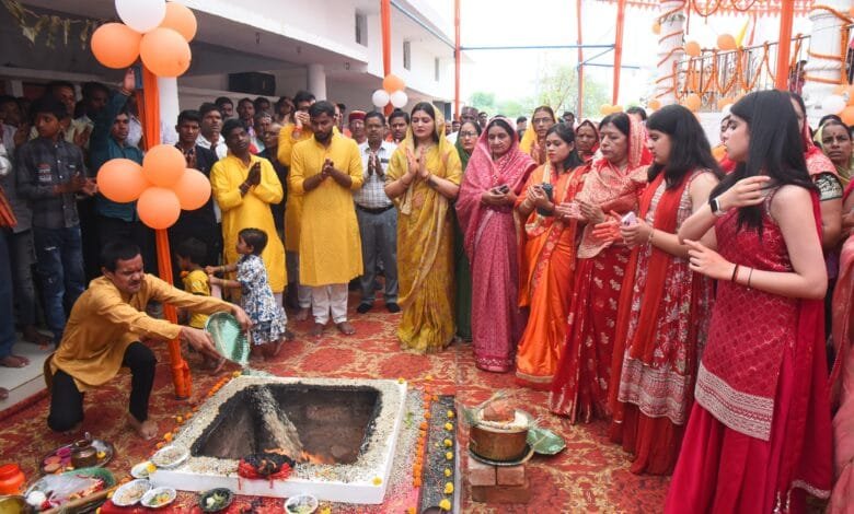 ग्राम रणवीरपुर में माँ शीतला माता मंदिर की प्राचीन मूर्ति का नूतन मंदिर में हुआ प्रतिस्थापना,विधायक भावना बोहरा ने पूजा कर सबके सुख-समृद्धि की कामना की 4 ग्राम रणवीरपुर में माँ शीतला माता मंदिर की प्राचीन मूर्ति का नूतन मंदिर में हुआ प्रतिस्थापना,विधायक भावना बोहरा ने पूजा कर सबके सुख-समृद्धि की कामना की