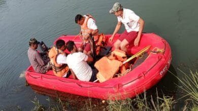 दो युवक खारून नदी में डूबे: एक की मौत, दूसरे की तलाश जारी