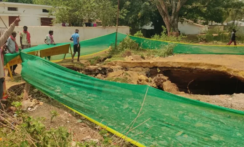 सोनारपाल गांव में सड़क पर अचानक बना 30 फीट गहरा गड्ढा ग्रामीणों में हड़कंप