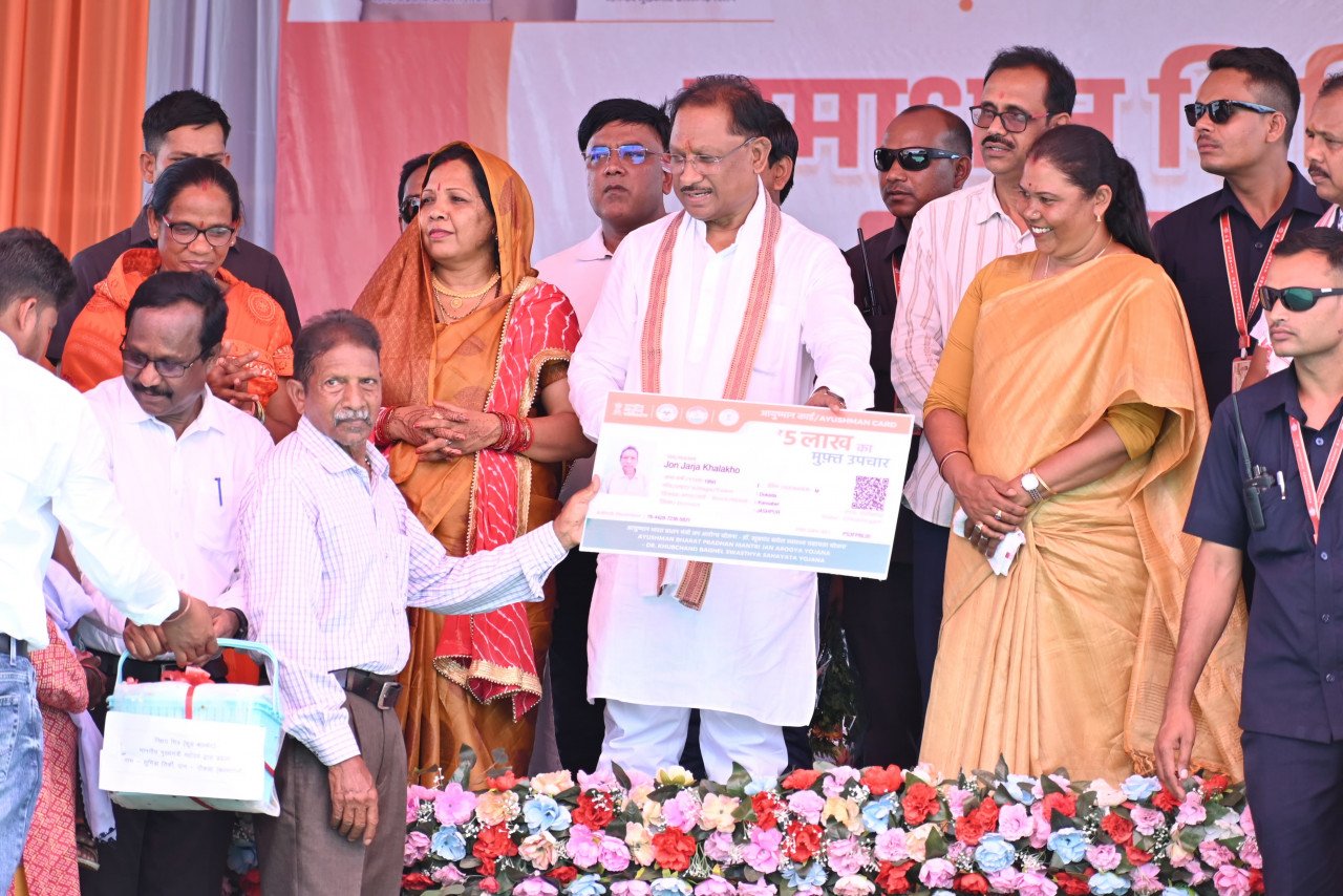 जशपुर के ग्राम दोकड़ा के समाधान शिविर में शामिल हुए मुख्यमंत्री, कॉलेज सहित अन्य कार्यों की घोषणा, पीएम आवास के हितग्राहियों से किया संवाद