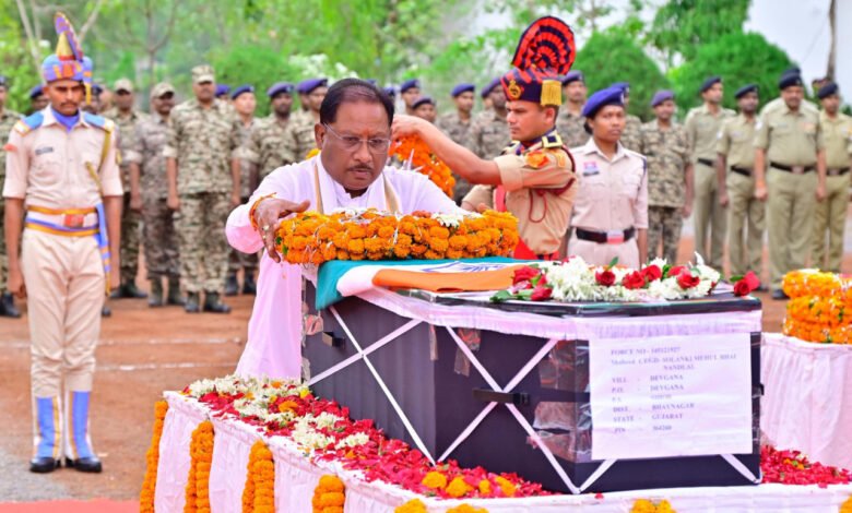 मुख्यमंत्री ने नक्सल मुठभेड़ में शहीद जवान को दी श्रद्धांजलि