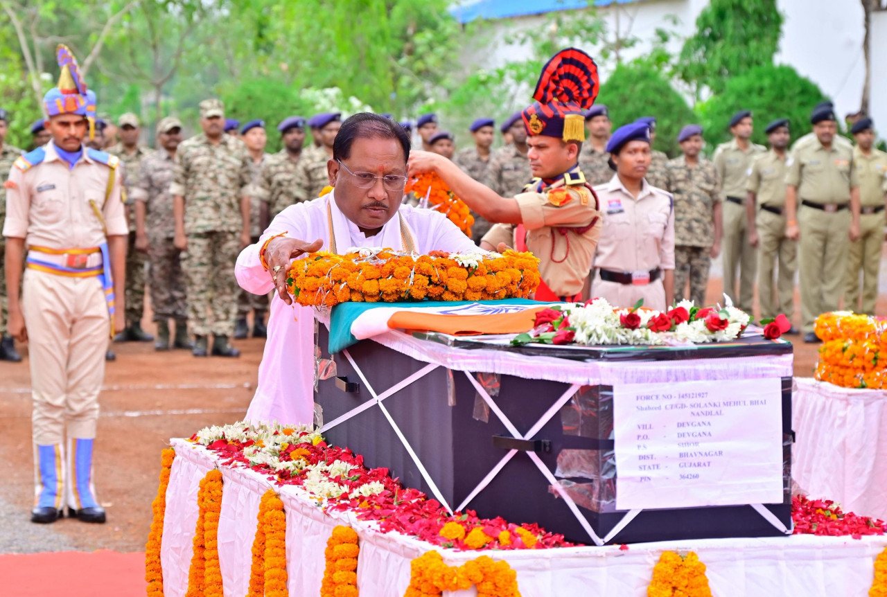 मुख्यमंत्री ने नक्सल मुठभेड़ में शहीद जवान को दी श्रद्धांजलि