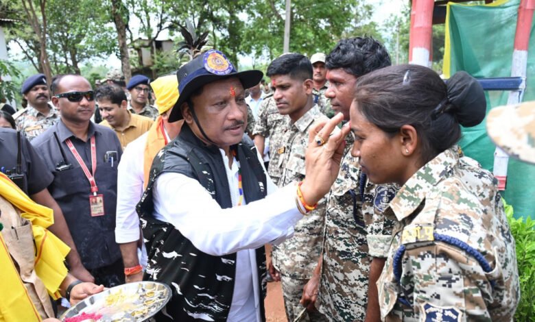 मुख्यमंत्री विष्णु देव साय ने बासिंग स्थित बीएसएफ कैम्प पहुंचकर की जवानों की हौसला अफजाई, 21 मई को माओवादियों के साथ हुई मुठभेड़ में मिली कामयाबी पर जवानों को दी बधाई