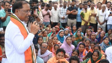 सुशासन तिहार : गुलमोहर पेड़ के नीचे लगी मुख्यमंत्री विष्णु देव साय की चौपाल, सारंगढ़-बिलाइगढ़ जिले के ग्राम कनकबीरा में उतरा मुख्यमंत्री का उड़नखटोला