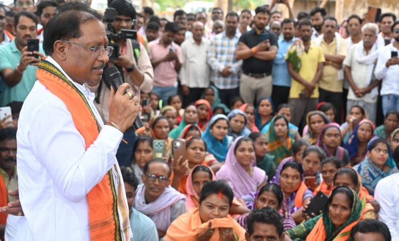सुशासन तिहार : गुलमोहर पेड़ के नीचे लगी मुख्यमंत्री विष्णु देव साय की चौपाल, सारंगढ़-बिलाइगढ़ जिले के ग्राम कनकबीरा में उतरा मुख्यमंत्री का उड़नखटोला