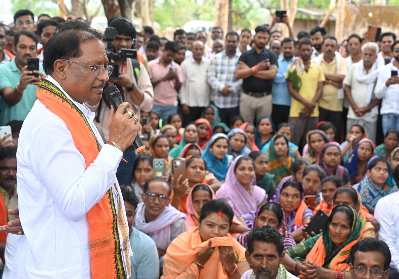 सुशासन तिहार : गुलमोहर पेड़ के नीचे लगी मुख्यमंत्री विष्णु देव साय की चौपाल, सारंगढ़-बिलाइगढ़ जिले के ग्राम कनकबीरा में उतरा मुख्यमंत्री का उड़नखटोला 1 सुशासन तिहार : गुलमोहर पेड़ के नीचे लगी मुख्यमंत्री विष्णु देव साय की चौपाल, सारंगढ़-बिलाइगढ़ जिले के ग्राम कनकबीरा में उतरा मुख्यमंत्री का उड़नखटोला