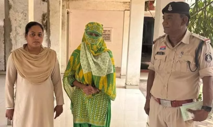 एसटीएफ की बड़ी कार्रवाई: फर्जी पहचान पर रह रही बांग्लादेशी महिला, गिरफ्तार 1 एसटीएफ की बड़ी कार्रवाई: फर्जी पहचान पर रह रही बांग्लादेशी महिला, गिरफ्तार