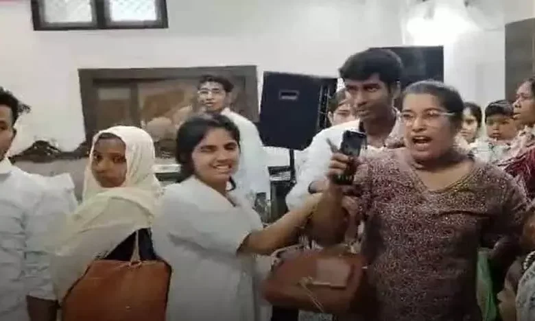कवर्धा में धर्मांतरण रैकेट का खुलासा, गोपनीय प्रार्थना सभा की आड़ में धर्म परिवर्तन की कोशिश, विश्व हिंदू परिषद ने किया विरोध 7 कवर्धा में धर्मांतरण रैकेट का खुलासा, गोपनीय प्रार्थना सभा की आड़ में धर्म परिवर्तन की कोशिश, विश्व हिंदू परिषद ने किया विरोध