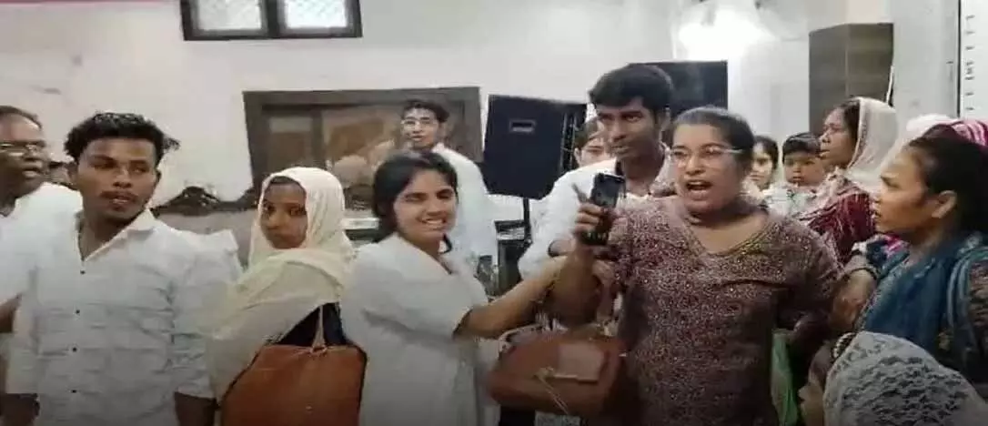 कवर्धा में धर्मांतरण रैकेट का खुलासा, गोपनीय प्रार्थना सभा की आड़ में धर्म परिवर्तन की कोशिश, विश्व हिंदू परिषद ने किया विरोध 1 कवर्धा में धर्मांतरण रैकेट का खुलासा, गोपनीय प्रार्थना सभा की आड़ में धर्म परिवर्तन की कोशिश, विश्व हिंदू परिषद ने किया विरोध