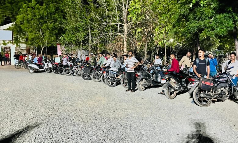 बिना नंबर प्लेट वालों पर पुलिस की सख्त कार्रवाई, 100 से अधिक दोपहिया वाहन जब्त