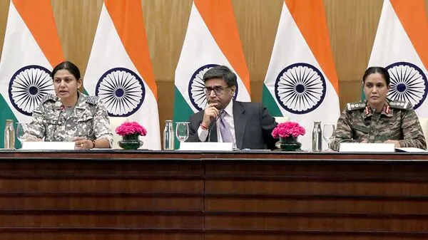 Operation Sindoor: सीमा पर बढ़ा तनाव, पाकिस्तान की सैन्य गतिविधियों के जवाब में भारत की सख्त प्रतिक्रिया, इंडियन आर्मी ने दुनिया को बताए PAK के नापाक इरादे 1 Operation Sindoor: सीमा पर बढ़ा तनाव, पाकिस्तान की सैन्य गतिविधियों के जवाब में भारत की सख्त प्रतिक्रिया, इंडियन आर्मी ने दुनिया को बताए PAK के नापाक इरादे