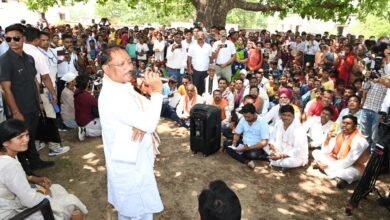 सुशासन तिहार: पेंड्रा के पास अचानक उतरा सीएम का हेलीकॉप्टर, स्कूल की मरम्मत और मिनी स्टेडियम की घोषणा