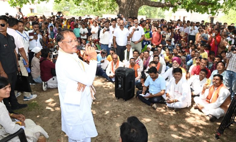 सुशासन तिहार: पेंड्रा के पास अचानक उतरा सीएम का हेलीकॉप्टर, स्कूल की मरम्मत और मिनी स्टेडियम की घोषणा 4 सुशासन तिहार: पेंड्रा के पास अचानक उतरा सीएम का हेलीकॉप्टर, स्कूल की मरम्मत और मिनी स्टेडियम की घोषणा