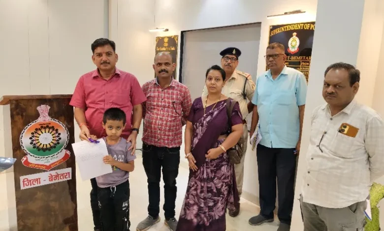07 वर्षीय बालक को अनुकंपा नियुक्ति – SSP रामकृष्ण साहू ने सौंपा नियुक्ति पत्र