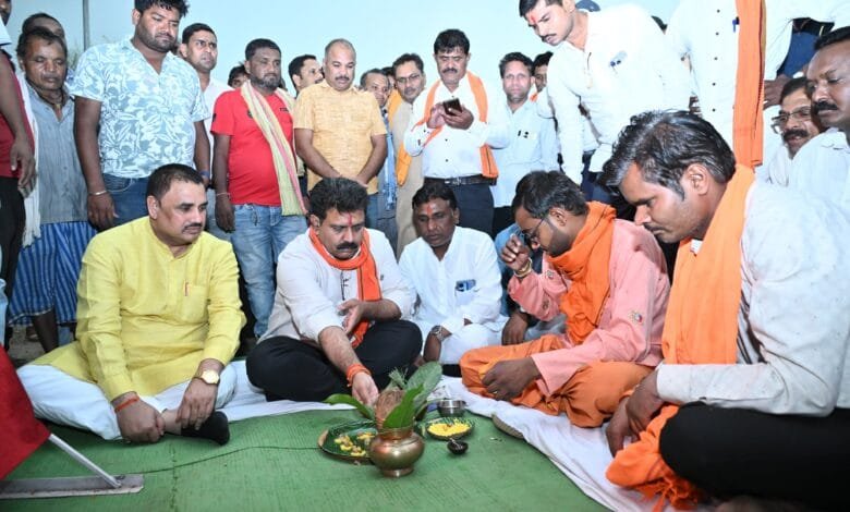 उपमुख्यमंत्री विजय शर्मा ने किया कान्हाभैरा में 5.43 करोड़ की सड़क परियोजना का भूमिपूजन, 1.19 करोड़ के 17 अन्य निर्माण कार्यों की भी रखी आधारशिला