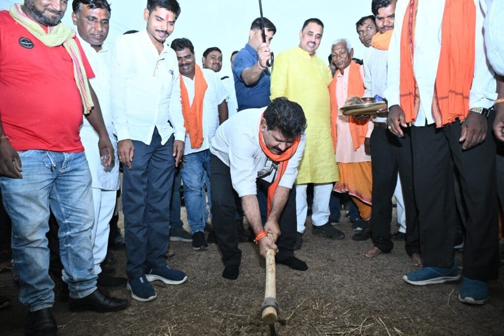 उपमुख्यमंत्री विजय शर्मा ने किया कान्हाभैरा में 5.43 करोड़ की सड़क परियोजना का भूमिपूजन, 1.19 करोड़ के 17 अन्य निर्माण कार्यों की भी रखी आधारशिला