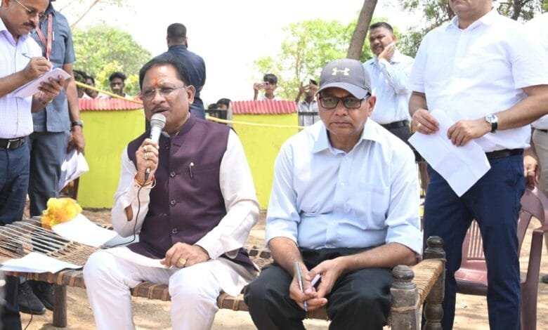 सुशासन तिहार 2025 : मुख्यमंत्री विष्णु देव साय अचानक पहुंचे सक्ती जिले के ग्राम करिगांव, पीपल के पेड़ के नीचे चौपाल लगाकर सुनी ग्रामीणों की समस्याए