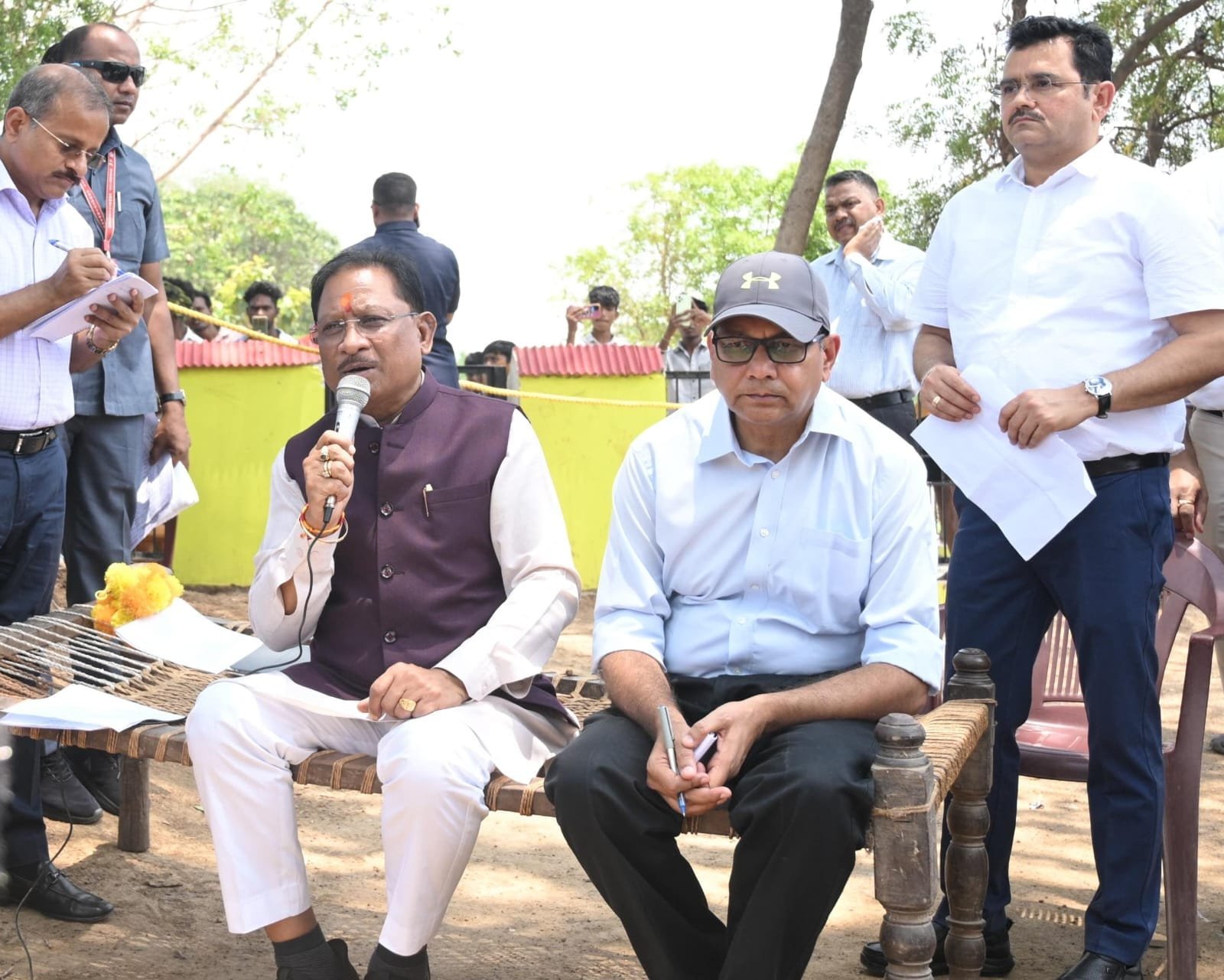 सुशासन तिहार 2025 : मुख्यमंत्री विष्णु देव साय अचानक पहुंचे सक्ती जिले के ग्राम करिगांव, पीपल के पेड़ के नीचे चौपाल लगाकर सुनी ग्रामीणों की समस्याए 1 सुशासन तिहार 2025 : मुख्यमंत्री विष्णु देव साय अचानक पहुंचे सक्ती जिले के ग्राम करिगांव, पीपल के पेड़ के नीचे चौपाल लगाकर सुनी ग्रामीणों की समस्याए