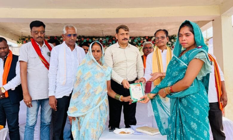 कबीरधाम जिले के सुदूर वनांचल ग्राम चिल्फी और पोलमी से समाधान शिविर का हुआ शुभारंभ, कलेक्टर ने सुशासन तिहार अंतर्गत समाधान शिविर में ग्रमीणों को आवेदनों के निराकरण की दी जानकारी