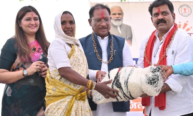 कबीरधाम के जंगलों में गूंजा विकास का स्वर: सुशासन तिहार में दलदली पहुंचे मुख्यमंत्री विष्णु देव साय, 120 गांवों को जल संकट से राहत देने कुसुमघटा और सूतियापाठ योजनाओं को दी हरी झंडी 8 कबीरधाम के जंगलों में गूंजा विकास का स्वर: सुशासन तिहार में दलदली पहुंचे मुख्यमंत्री विष्णु देव साय, 120 गांवों को जल संकट से राहत देने कुसुमघटा और सूतियापाठ योजनाओं को दी हरी झंडी