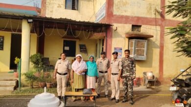 दो महिला गांजा तस्कर गिरफ्तार, 370 ग्राम गांजा बरामद 2 दो महिला गांजा तस्कर गिरफ्तार, 370 ग्राम गांजा बरामद