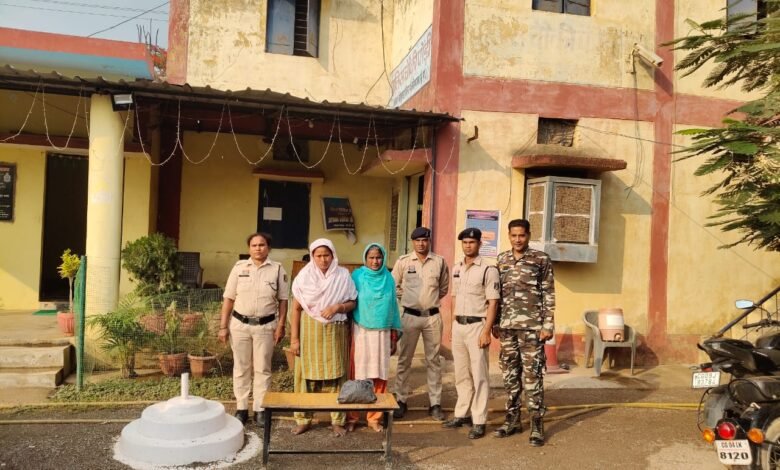 दो महिला गांजा तस्कर गिरफ्तार, 370 ग्राम गांजा बरामद 4 दो महिला गांजा तस्कर गिरफ्तार, 370 ग्राम गांजा बरामद