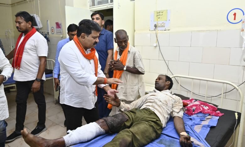 भालू के हमले में चार ग्रामीण घायल, अस्पताल पहुंचकर मिले उपमुख्यमंत्री विजय शर्मा, बेहतर इलाज के दिए निर्देश 17 भालू के हमले में चार ग्रामीण घायल, अस्पताल पहुंचकर मिले उपमुख्यमंत्री विजय शर्मा, बेहतर इलाज के दिए निर्देश