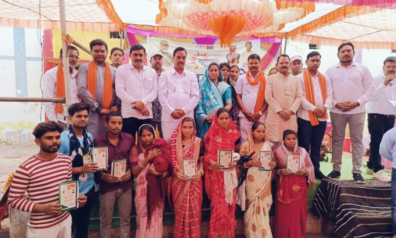 सुशासन तिहार के तहत कवर्धा के भागुटोला में समाधान शिविर आयोजित, जनकल्याणकारी योजनाओं की दी जानकारी 3 सुशासन तिहार के तहत कवर्धा के भागुटोला में समाधान शिविर आयोजित, जनकल्याणकारी योजनाओं की दी जानकारी