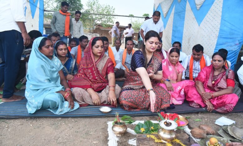 पंडरिया विधायक भावना बोहरा ने ग्राम सेमरहा में 25 लाख रुपये के विकास कार्यों का किया भूमिपूजन