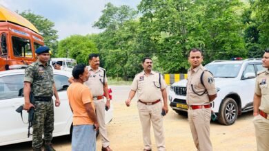 कबीरधाम पुलिस का सघन अभियान: अवैध प्रवासियों और संदिग्ध व्यक्तियों पर सख्त कार्रवाई 1 कबीरधाम पुलिस का सघन अभियान: अवैध प्रवासियों और संदिग्ध व्यक्तियों पर सख्त कार्रवाई
