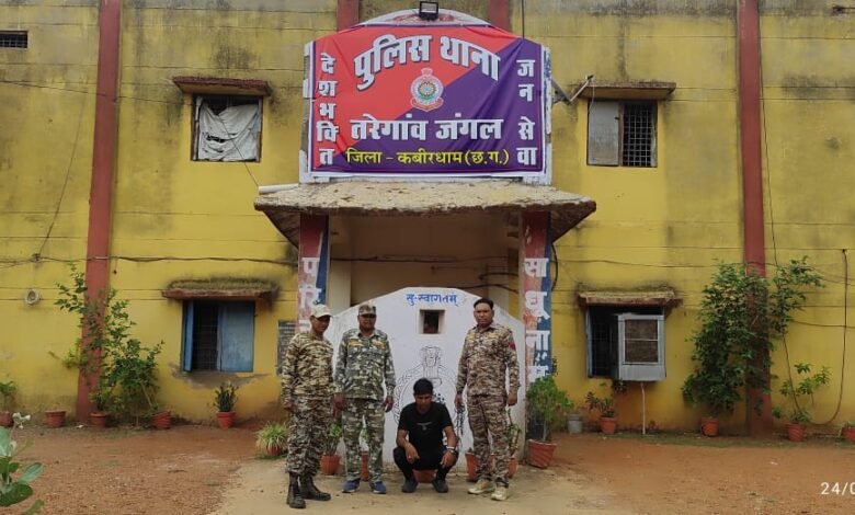 महिला से झपटमारी करने वाला आरोपी गिरफ्तार, घटना में प्रयुक्त मोटरसाइकिल जब्त — दो अन्य आरोपी फरार