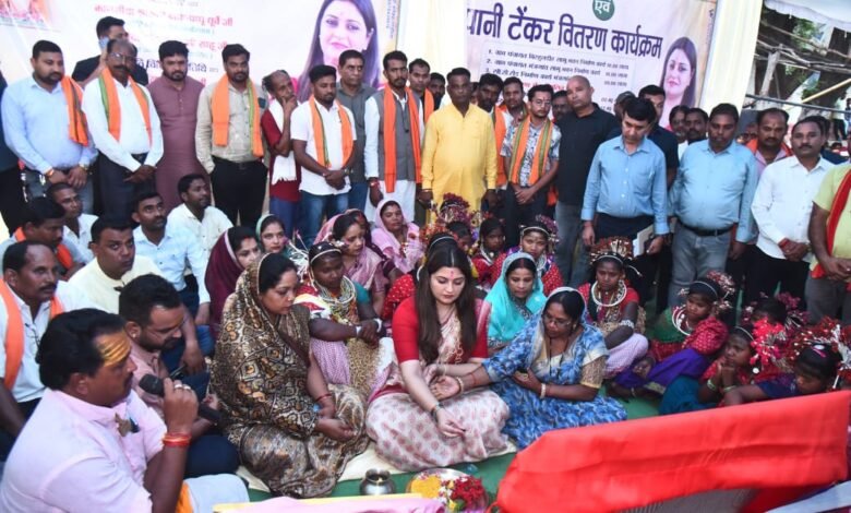 पंडरिया विधायक भावना बोहरा की बड़ी पहल: वनांचल क्षेत्रों को स्वच्छ पेयजल उपलब्ध कराने 10 पानी टैंकरों के साथ 42 लाख के निर्माण कार्यों की सौगात 2 पंडरिया विधायक भावना बोहरा की बड़ी पहल: वनांचल क्षेत्रों को स्वच्छ पेयजल उपलब्ध कराने 10 पानी टैंकरों के साथ 42 लाख के निर्माण कार्यों की सौगात