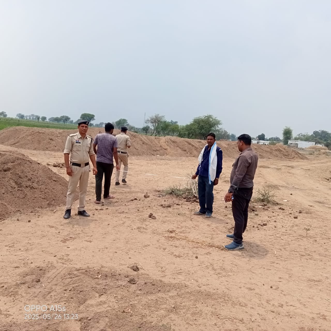खनिज माफियाओं पर शिकंजा: खेलटुकरी में 1041 घन मीटर अवैध रेत जब्त 1 खनिज माफियाओं पर शिकंजा: खेलटुकरी में 1041 घन मीटर अवैध रेत जब्त