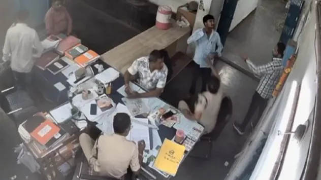 थाने के भीतर युवक ने किया आत्महत्या का प्रयास, ब्लेड से गला रेतकर बोला– मुझे मरना है 1 थाने के भीतर युवक ने किया आत्महत्या का प्रयास, ब्लेड से गला रेतकर बोला– मुझे मरना है