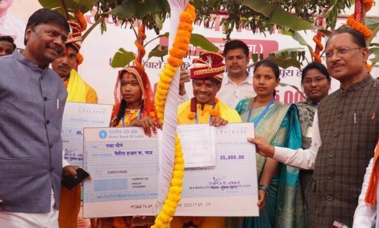 बस्तर में बदल रही तस्वीर: मुख्यमंत्री कन्या विवाह योजना बनी आत्मसमर्पित नक्सलियों और नक्सल पीड़ितों के लिए नई ज़िंदगी की उम्मीद, हिंसा की जगह अब छा रही खुशियों की रौशनी 6 बस्तर में बदल रही तस्वीर: मुख्यमंत्री कन्या विवाह योजना बनी आत्मसमर्पित नक्सलियों और नक्सल पीड़ितों के लिए नई ज़िंदगी की उम्मीद, हिंसा की जगह अब छा रही खुशियों की रौशनी