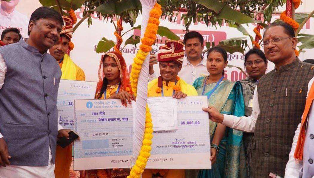 बस्तर में बदल रही तस्वीर: मुख्यमंत्री कन्या विवाह योजना बनी आत्मसमर्पित नक्सलियों और नक्सल पीड़ितों के लिए नई ज़िंदगी की उम्मीद, हिंसा की जगह अब छा रही खुशियों की रौशनी