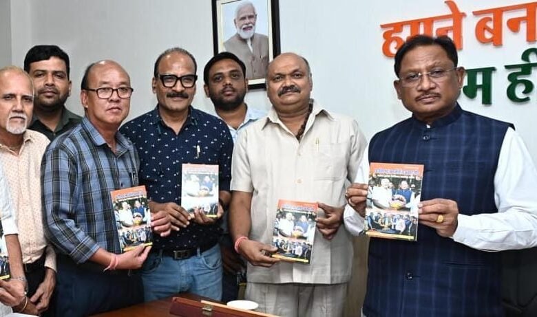 मुख्यमंत्री विष्णु देव साय ने पत्रकार संघ की टेलीफोन डायरेक्टरी का किया विमोचन 9 मुख्यमंत्री विष्णु देव साय ने पत्रकार संघ की टेलीफोन डायरेक्टरी का किया विमोचन